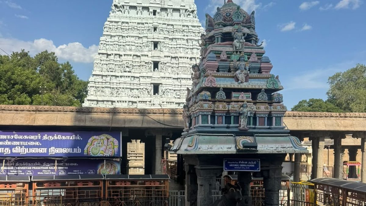 Gopuram towers of Arunachaleswarar Temple above the prasadam sales counters at Tiruvannamalai
