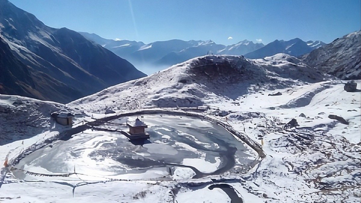 Yulla Kanda lake and surrounding ridges covered in fresh snow during the winter closure window